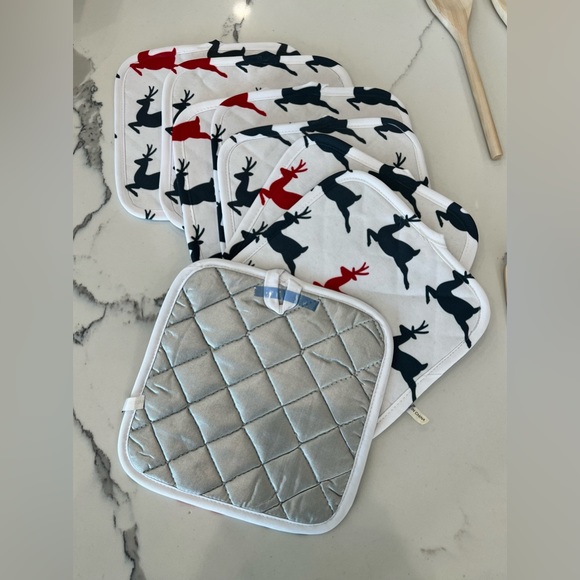 Brand New Christmas Bundle- 19 Brand New Patterned Hot Pads, 14 Wooden Utensils+ - Picture 6 of 12